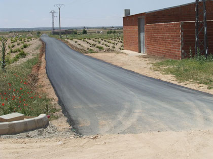El Ayuntamiento de Miguel Esteban comienza a pavimentar los principales caminos del municipio