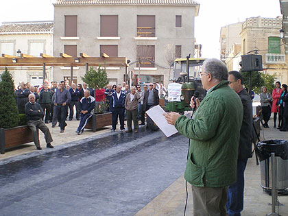 Un centenar de agricultores migueletes protestan por la lamentable situaci&oacute;n que atraviesa el sector   