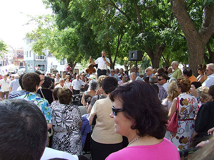 Cientos de migueletes asistieron a la subasta de las ofrendas a la Virgen del Socorro 