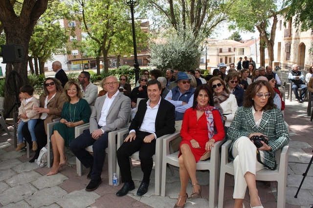 web Hidalgo Acuña Juan Luis Lucendo junto a su mujer y concejales Ayto